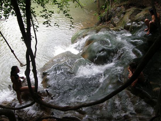 am Ende der Becken floß das warme Wasser in einen See
