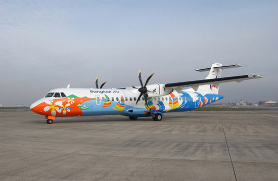 die bunt bemalten Maschinen der Bangkok Air