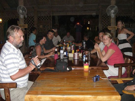 unsere große runde bei Pumpui zum Essen - an den Gesichtern sieht man noch den Schock