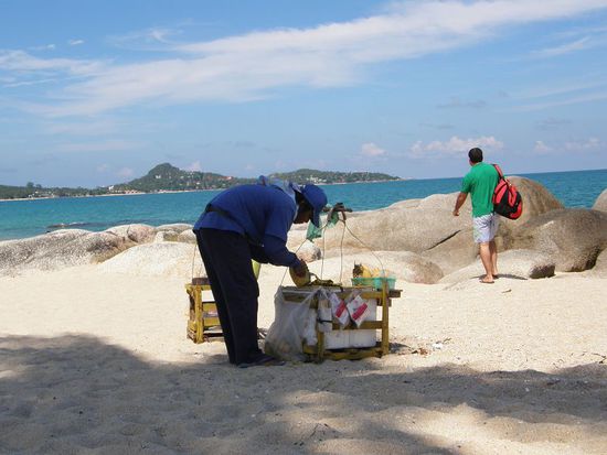 der nette Strandverkäufer schnippelt uns gerade eine frische Ananas und schenkte uns noch zwei Bananen - für ungefähr einen Euro!!!