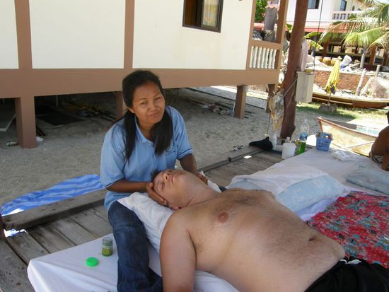 sieht entspannt aus, war es aber nicht so ganz... Die Thaimassage hat mich ganz schön verbogen...