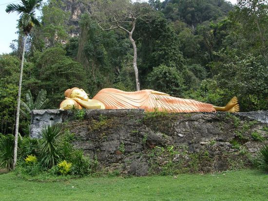 ein liegender Buddha am Straßenrand