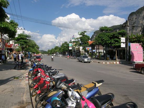 rechts und links Shops, Restaurants und mehr - Ao Nang ein Touridorf