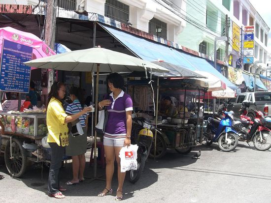 Essensstände ohne Ende - es ist noch niemand verhungert in Thailand!