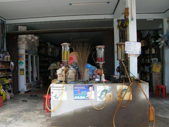 für Thailand typische Tankstelle - hier die Luxusausführung, sonst ist der Sprit in Wasserflaschen abgefüllt!