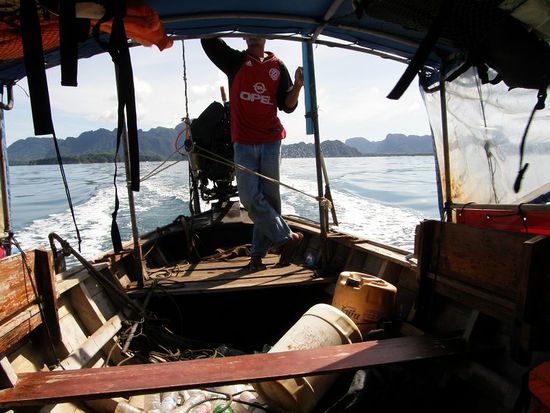 unser Longtail Driver - hätte ich ein Borussia Shirt beigehabt, ich hätte es ihm geschenkt und das Bayern Trikot im Meer versenkt!!!