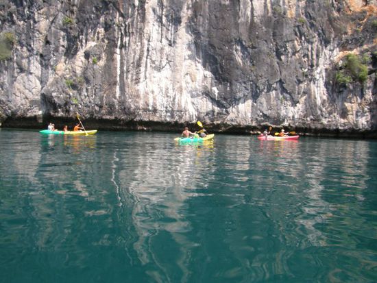 eine Kajak Truppe umrundet ein kleines Inselchen