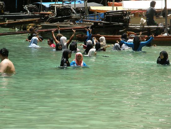 tja das sind die muslimischen Damen, die mit voller Montur baden gingen!
