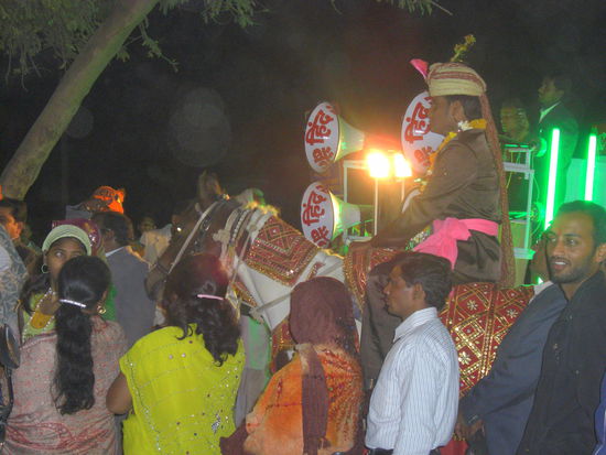 Hochzeitsgesellschaft mit Bräutigam