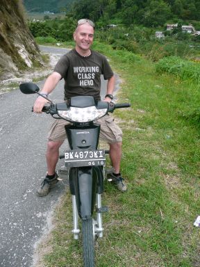 Der Hero grinst aber es war sooooooo kalt. Raus aus den Hot Springs. rauf aufs bike und in den Regen ...brrrrrrrrrrrrrrrrrr