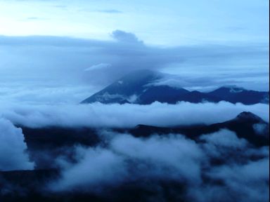 Bromo in den Wolken kurz vor Sonnenaufgang