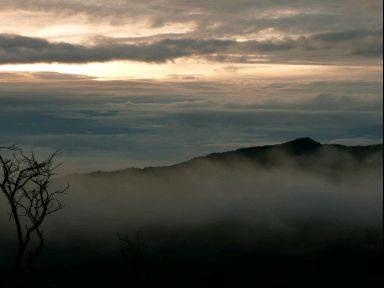 Sonnenaufgang verschwand in den Wolken