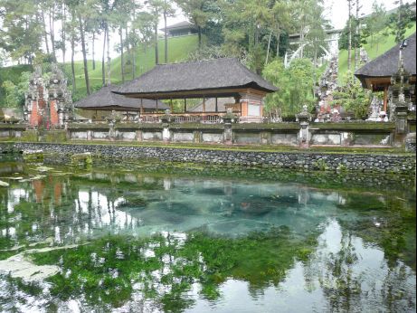 Holy Spring Temple - nach dem Beten wird im heiligen heissem Wasser gebadet-selbstverstandlich mit Klamotten. Wir durften nicht