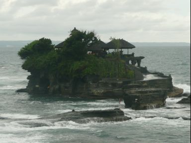 Tanah Lot - kann man leider nur bei Ebbe betreten. Sieht aber auch von aussen fantastisch aus. Aber es hat geregnet....