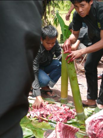 Spezialitaet in Sulawesi. Fleisch mit Zwiebeln in Bambus gestopft und ins Feuer gelegt. Mit Chicken schmeckt das richtig gut. Die Schwarte von dem Schweinchen hier, moechte ich nicht essen...