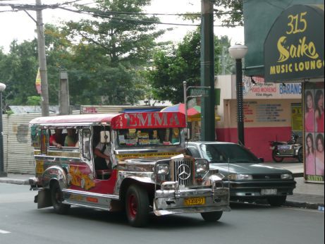 die Jeepneys verschoenern das Stadtbild