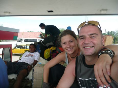 Reisen auf dem Dach eines Jeepneys, der beste Platz. Man sieht was von der Landschaft, hat frische Luft und Platz und wird auch noch braun dabei....