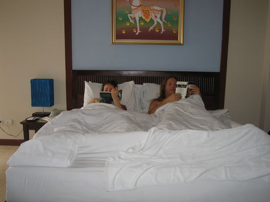 uns geht es gut, sind in Bangkok..arbeiten an der Reisebibliothek...