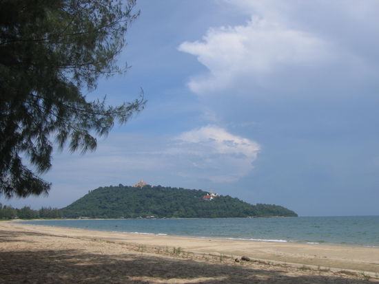 Ban Krut...mit goldenem Buddha,am Ende der Bucht...