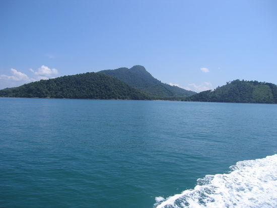 auf der Faehre von Krabi nach Koh Pu...irgendwann haelt die Faehre mitten auf dem Wasser an und man wird -im wahrsten Sinne des Wortes- #ausgebootet#, die Faehre faehrt nach Koh Lanta weiter und kann hier nicht anlegen...