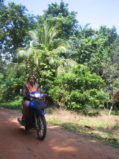 Ups !! gegenverkehr auf meiner Wanderung in' s Dorf...