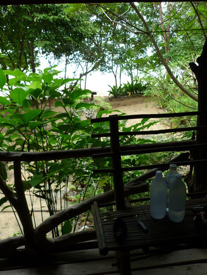 Blick raus - leider is das Meer auf dem Bild nicht so gut zu erkennen....es ist der helle Fleck da unten 