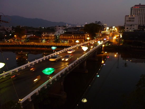 Blick aus unserem GuestHouse, bezeichenderweise das "RiverGuestHouse" - die Leuchtteile auf der Bruecke stellen Edelsteine/Halbedelsteine fuer jeden Monat dar...