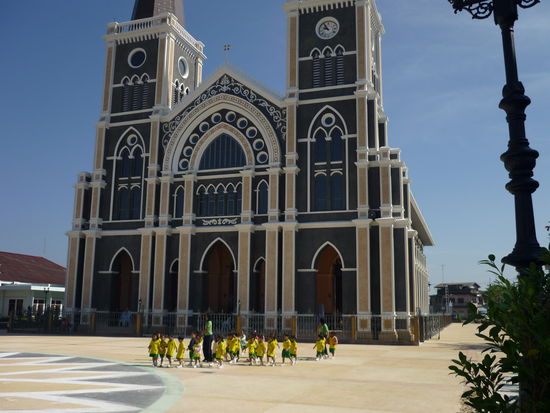 da unten befindet sich nicht etwa die F-Jugend der Brasilianer, sondern eine Minischulklasse - da war ganz lustig, dass sie beim Laufen wie die DominoSteine umgefallen sind, weil sie nicht mehr auf den Vordermann achteten, sondern uns mit grossen Augen und offenem Mund bestaunten..