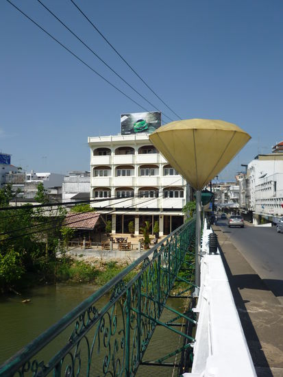 unser Guesthouse ( AC, TV, Hot Water -350Baht) mit "Brilli" davor!! einer von 12 auf e Bruecke...