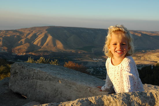 im Hintergrund die Golanhöhen in Syrien