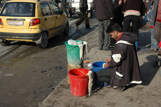 Was macht denn dieser Mann am Straßenrand? Ich hab´s gleich erkannt: Er wäscht Gedärme aus!