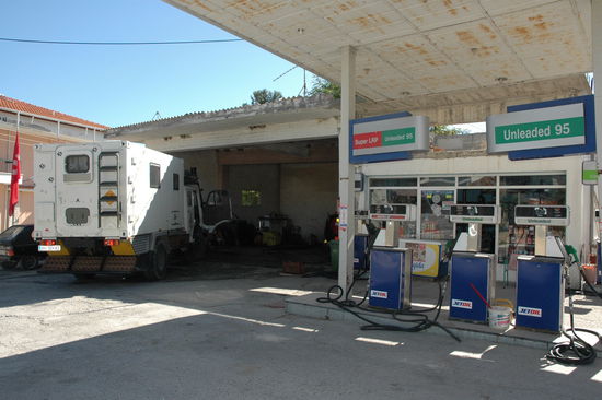 an dieser Tankstelle darf Mario den Steyr reparieren