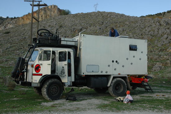 Mario dichtet das Dachfenster neu ein