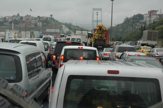 Vor uns eine Unmenge an Autos und die Bosporus- Brücke