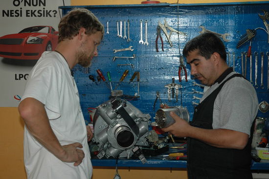 Mario und Mehmet mit der zerlegten Heizung