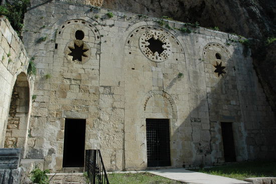 die Petrus- Grotte von aussen