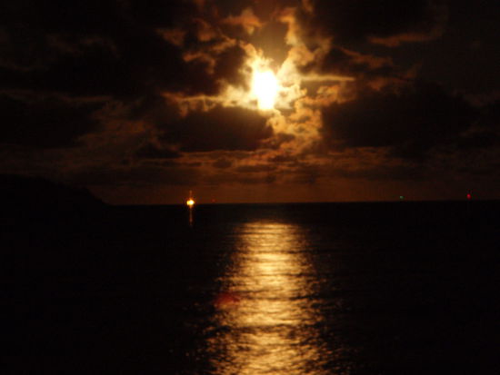 Fullmoon ueber Nelly Bay