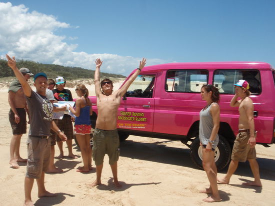 Unsere Gruppe mit dem schicken Jeep! Tobi ist der Fotograf!