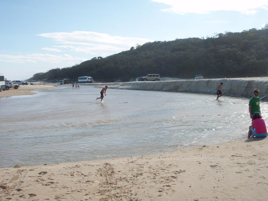 Elli Creek an der breitesten Stelle kurz bevor er ins Meer fliesst. Man beachte die groesse des Wash-Outs !