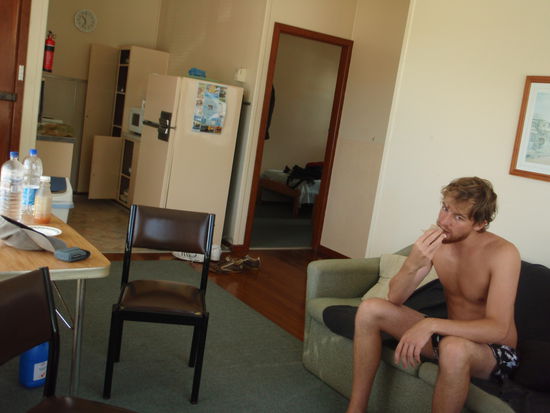 Ich beim Fruehstueck in der coolen Wohnung.
Vorne das Wohnzimmer, hinten links die Kueche, hinten Mitte ein Schlafzimmer, hinten um die Ecke die Toilette und das 2te Schlafzimmer