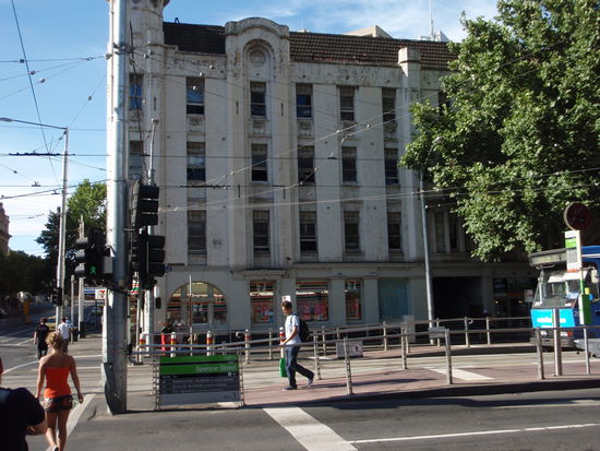 Unser Hostel von aussen. Mittlere Reihe, 2tes Fenster von rechts ist unser Zimmer