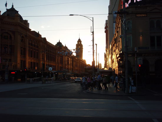 Der Hauptbahnhof bei Sonnenuntergang