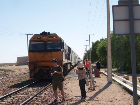 Der Indian Pacific beim Auftanken im Nirgendwo