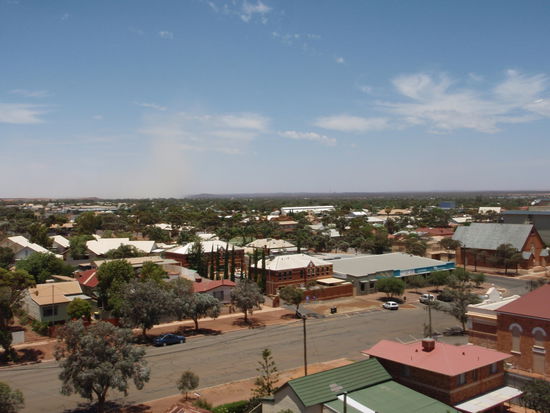 Kalgoorlie zur Mittagszeit. Hinten kann man die Rauschschwaden sehen die von der Sprengung herruerten