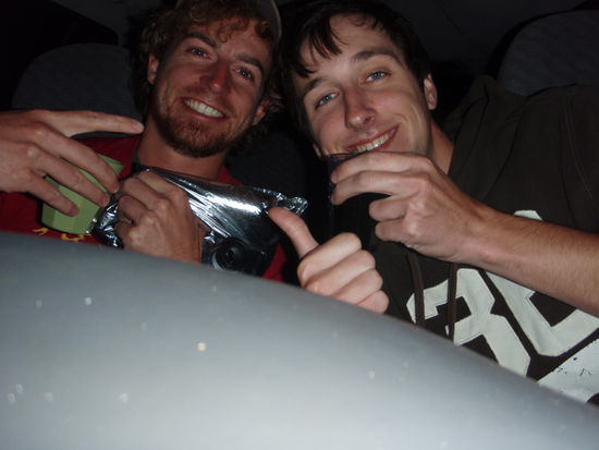 Bei einem guten schlueckchen Wein im Auto 