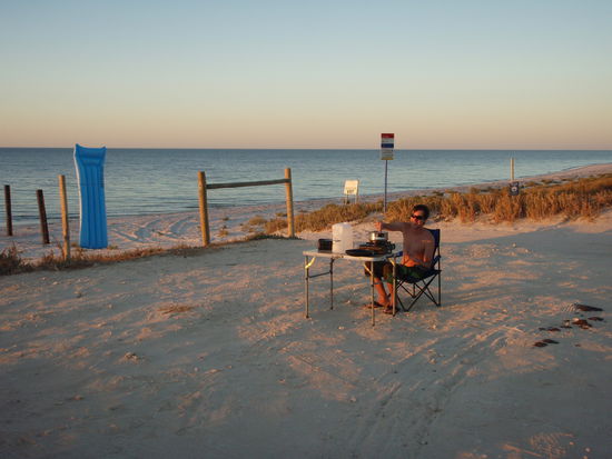 Einfach nur cooles Bild. Tobi beim Zubereiten unseres Abendmahls.