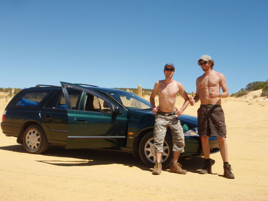 Wir vor unserem schicken neuen Gefaehrt mitten in den Pinnacles.