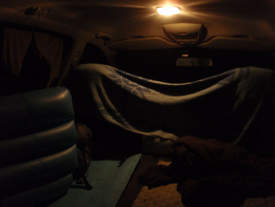 Unser Nachtquartier. Das Gepaeck auf den Fordersitzten konnte man sich hinten lang ausstrecken ohne irgendwo gegen zu kommen. Kein Luxus aber ausreichend fuer unsere Zwecke.