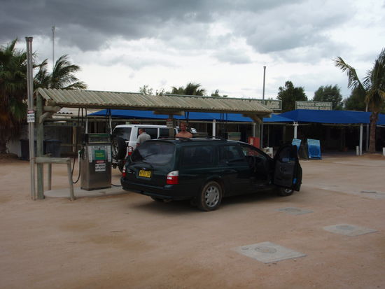 Direkt am Meer und unter Palmen tankt man doch gerne fuer ein bischen mehr