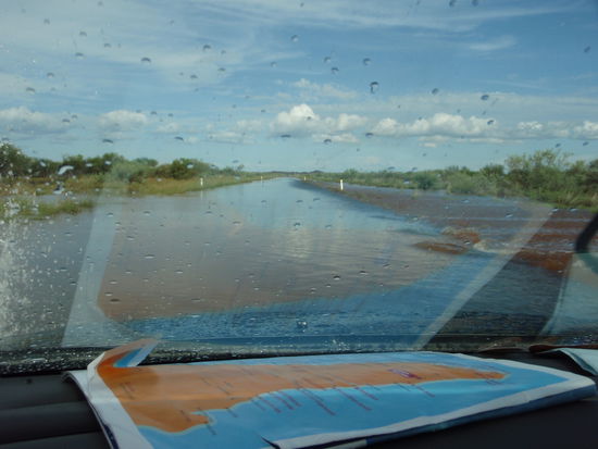 Ueberflutete Strasse vorraus.